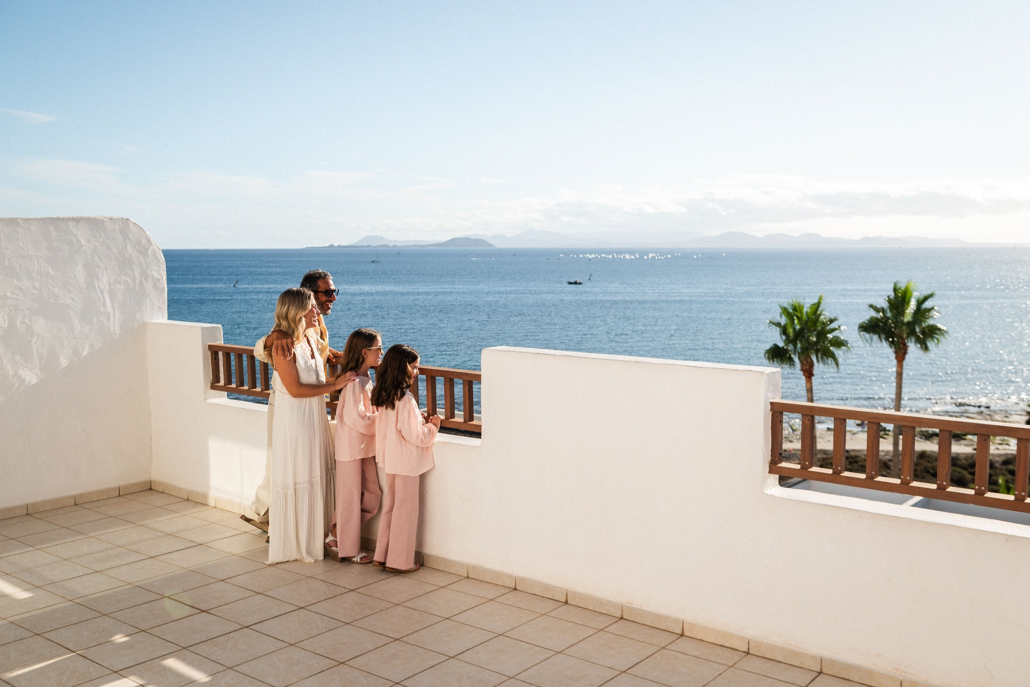 Familia en el balcón de su habitación