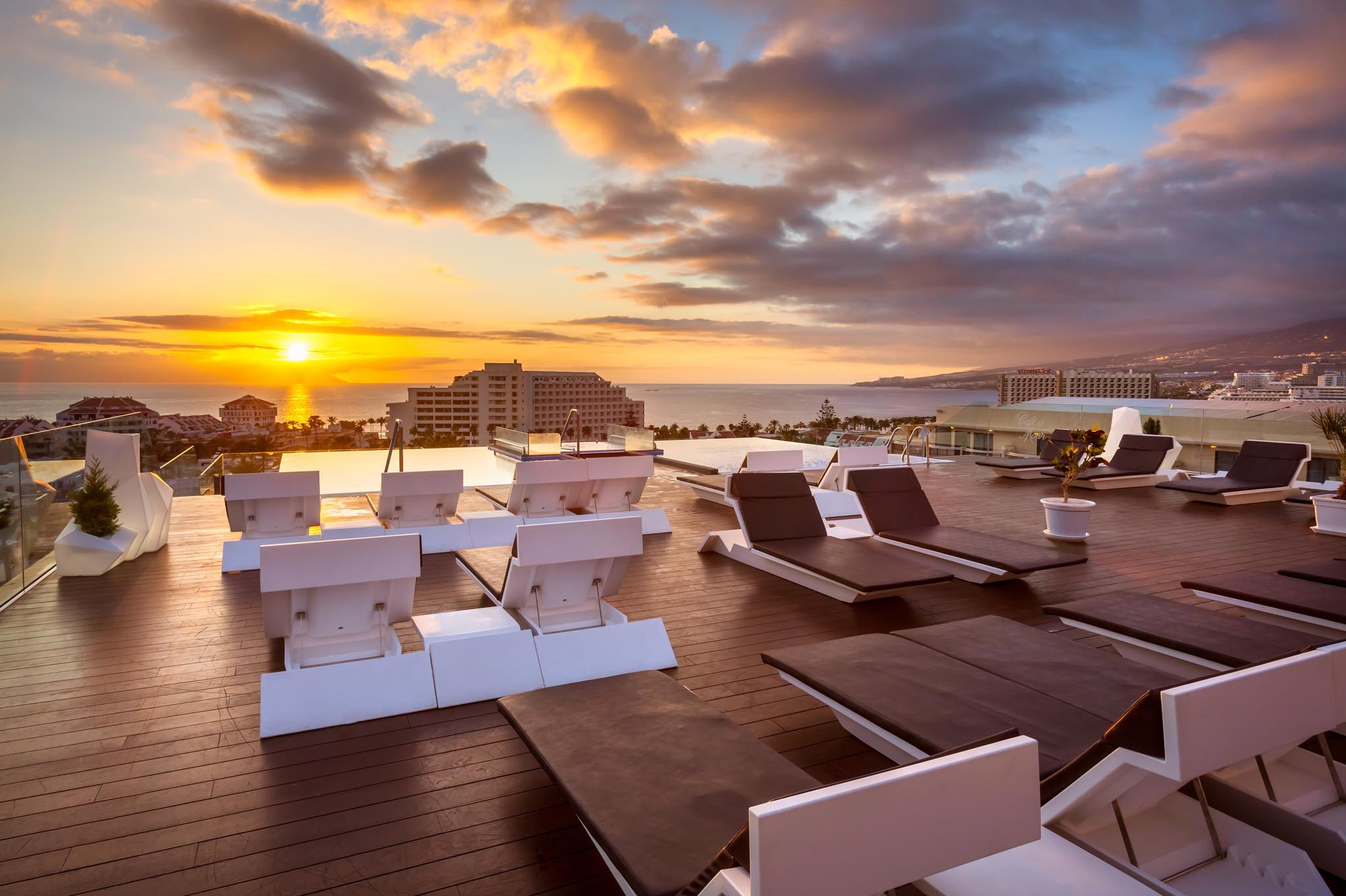 Rooftop con piscina a sfioro e vista mare presso l'Hotel Tigotan Lovers & Friends