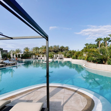 Балийская кровать и бассейн отеля Gran Tacande