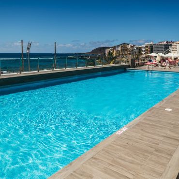 Piscina del Hotel Cristina by Tigotan