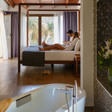 Пара в номере отеля Tacande Portals