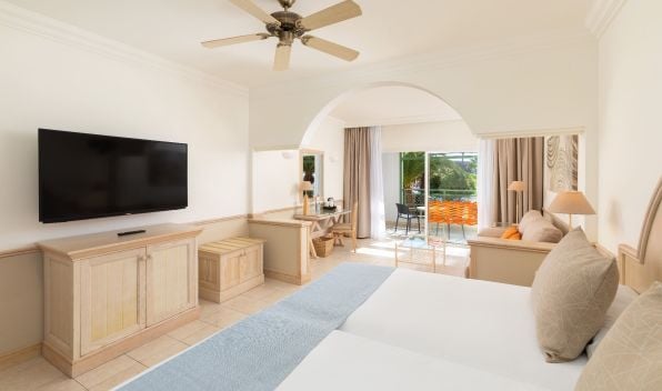 General view of the Deluxe Superior Ocean View room at Hotel Gran Tagoro