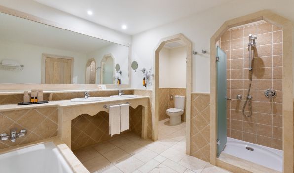 Bathroom of the Deluxe Superior Ocean View room at Hotel Gran Tagoro
