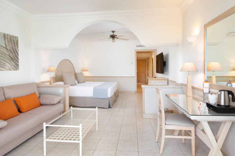 General view of the Deluxe Superior room at Hotel Gran Tagoro