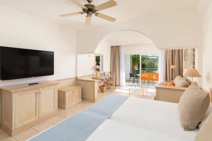 Deluxe Superior bedroom and living area at Hotel Gran Tagoro