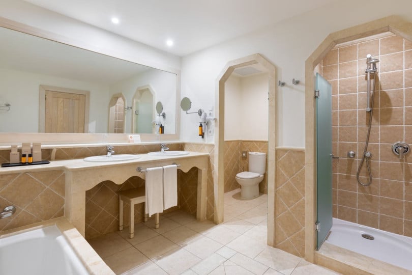 Bathroom of the Deluxe Superior room at Hotel Gran Tagoro