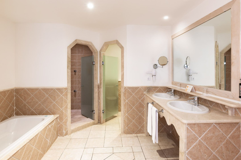 Bathroom of the Gold Level Gran Suite at Hotel Gran Tagoro