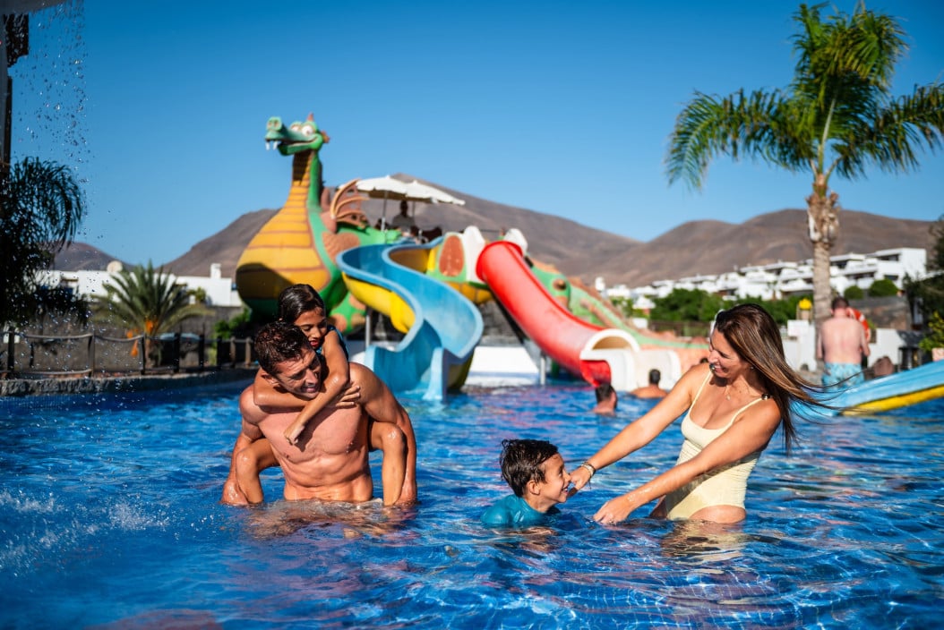 Famiglia che si diverte presso la Piscina Drago dell'Hotel Gran Tagoro