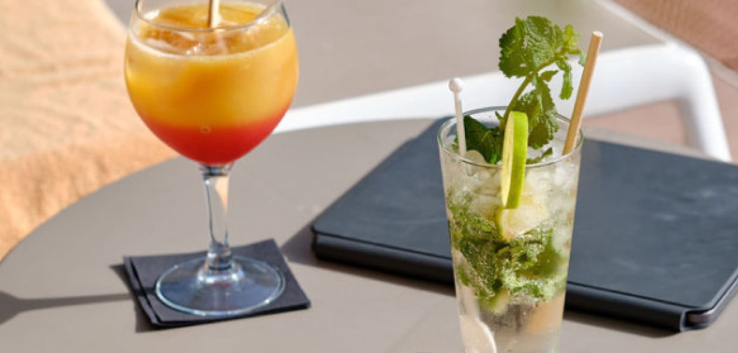 At the Gold Level Bar, Gold Level guests can enjoy complimentary drinks and cocktails