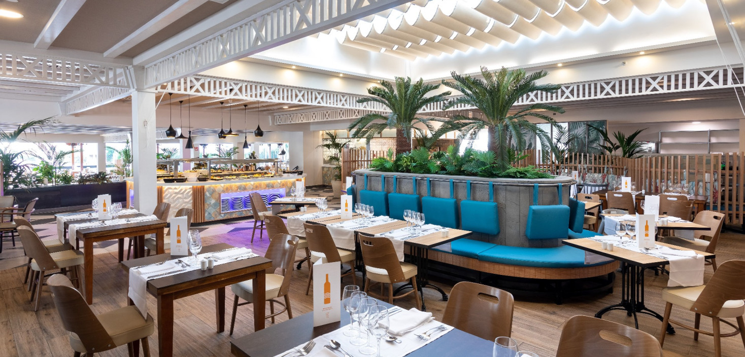 Variety of seating at Las Coloradas Buffet Restaurant, Hotel Gran Tagoro