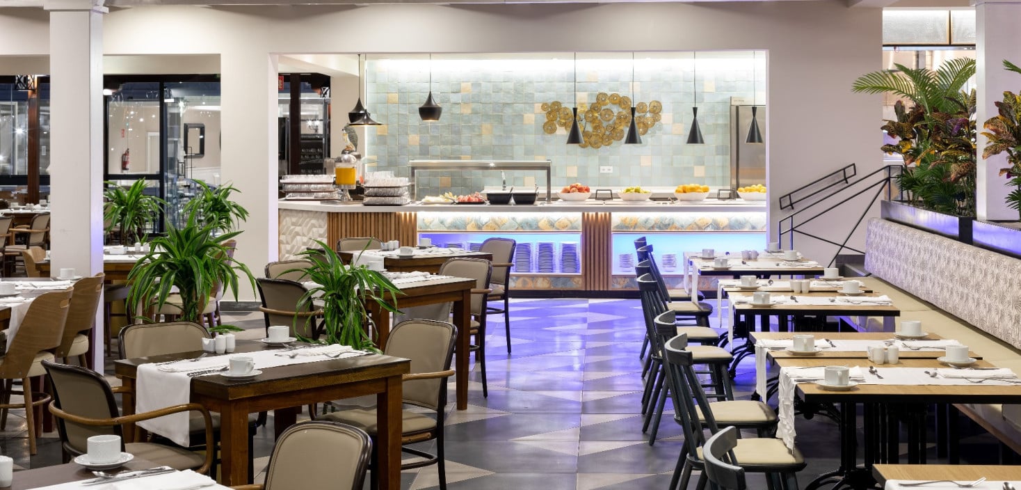 Tables and food display counters at Las Coloradas Buffet Restaurant, Hotel Gran Tagoro