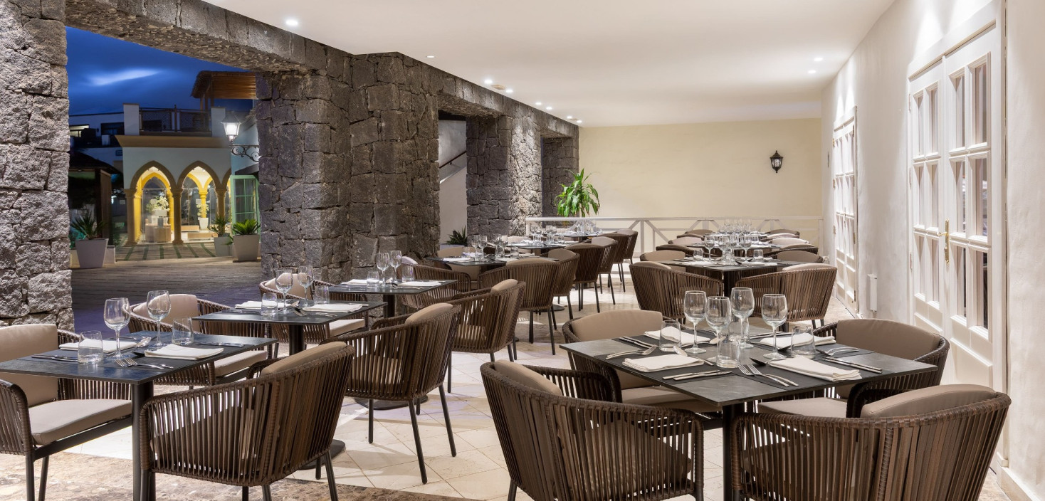 Enjoy the terrace at Oishii Restaurant in Hotel Gran Tagoro