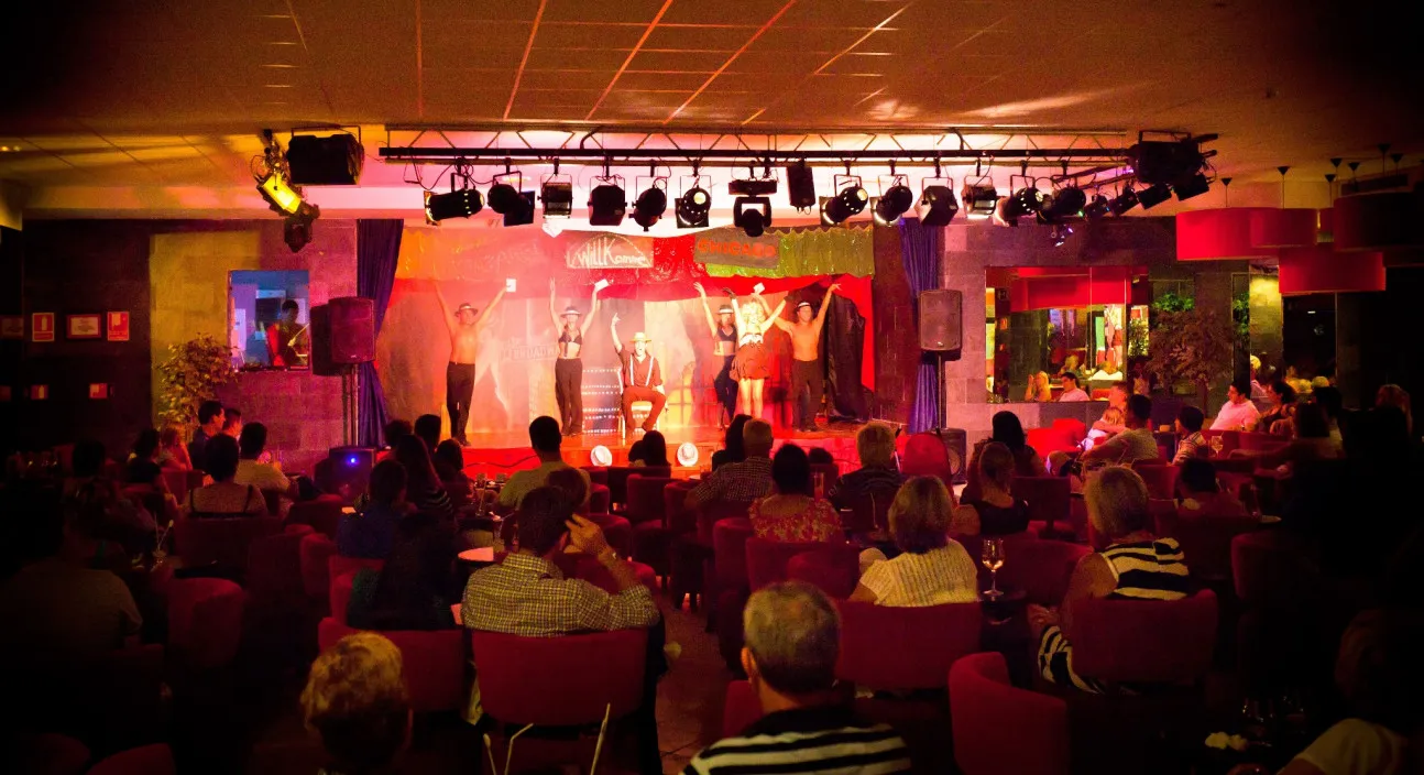 Espectáculo nocturno en Disco Castillo en el Hotel Gran Tagoro