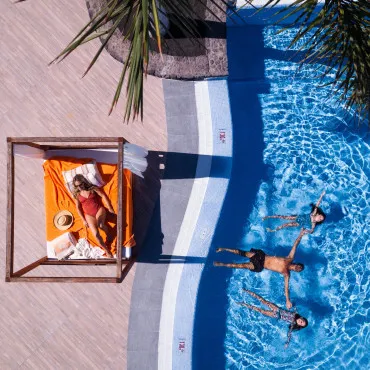 Famille se relaxant au Solarium Gold Level