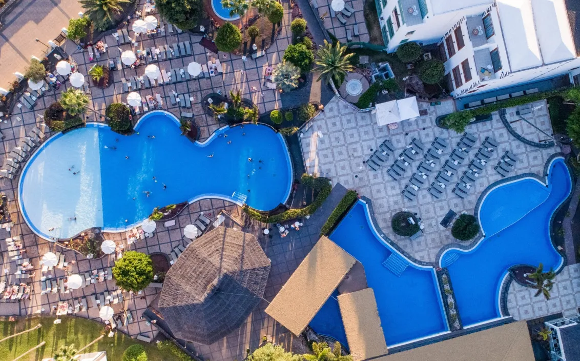 Vista aérea de las piscinas familiares del Hotel Gran Tagoro