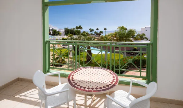 Terraza de la habitación Deluxe Superior Vista Océano del Hotel Gran Tagoro