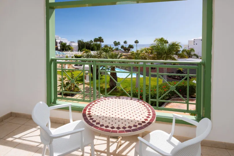 Terraza de la habitación Deluxe Superior Vista Océano del Hotel Gran Tagoro