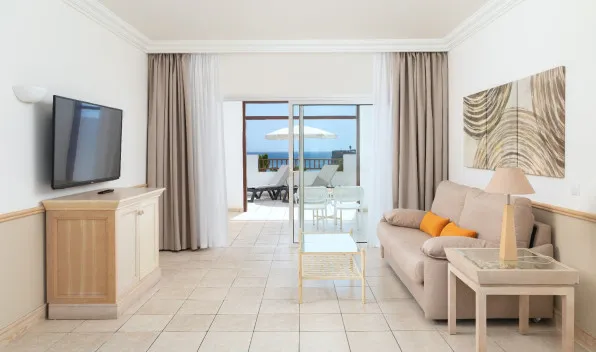 Vista general de la Gold Level Junior Suite con vistas al mar