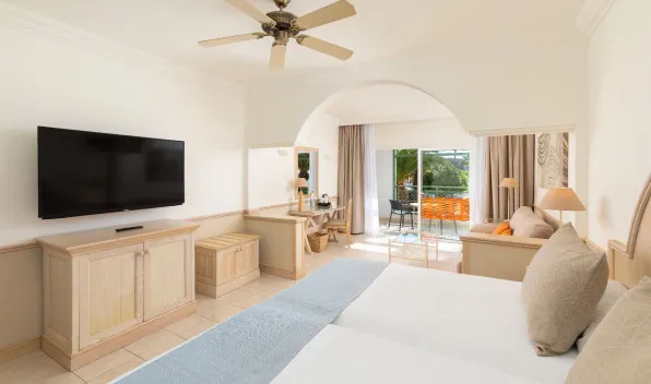 Vista general de la habitación Deluxe Superior Vista Océano del Hotel Gran Tagoro