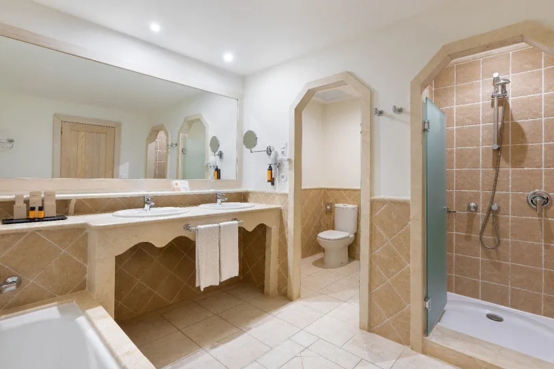 Baño de la habitación Deluxe Superior Vista Océano del Hotel Gran Tagoro