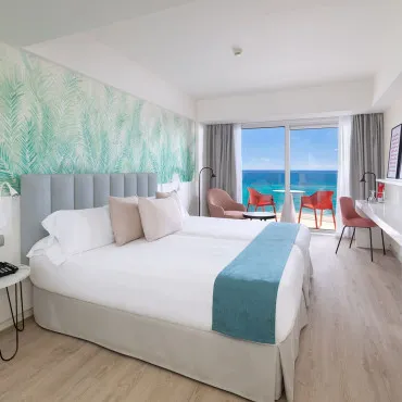 Habitación con vistas a la playa del Hotel Cristina by Tigotan