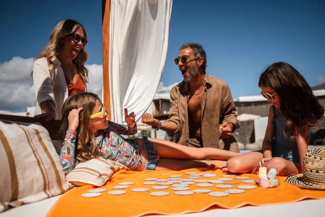 Familia jugando en las camas balinesas del Solárium Gold Level