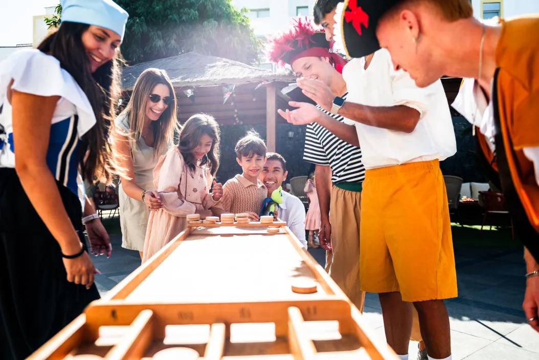 Familia participando en los juegos de animación del Hotel Gran Tagoro